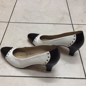 Ferragamo 6.5 B Black with white